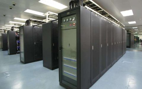 在选择服务器时，竞彩app需要考虑哪些关键因素？