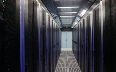 选择服务器托管服务时，哪些因素最重要？